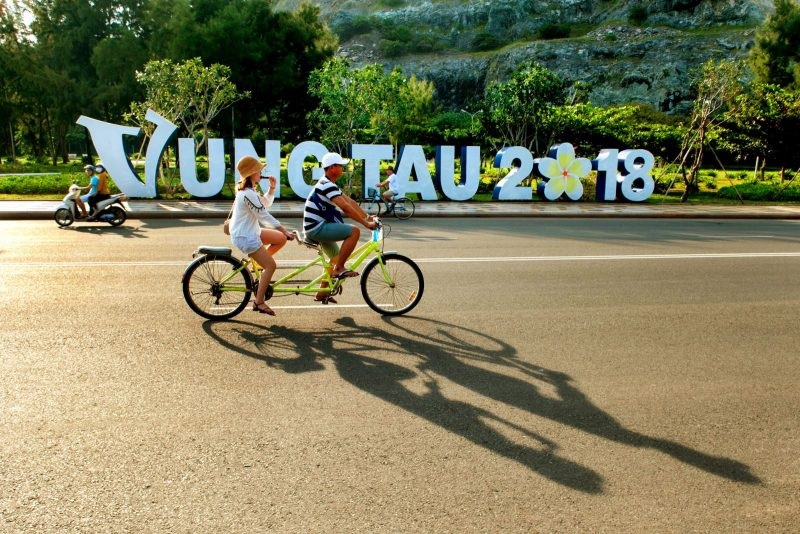 Bãi sau Vũng Tàu có gì chơi? - Đi xe đạp đôi đầy thú vị.