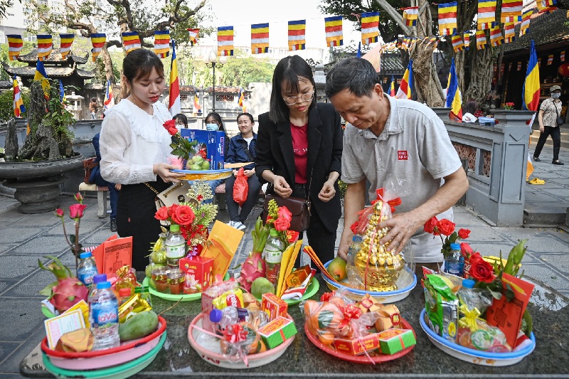 Mâm lễ dâng ban được các bạn trẻ chuẩn bị kỹ lưỡng với hy vọng tìm được một nửa yêu thương.