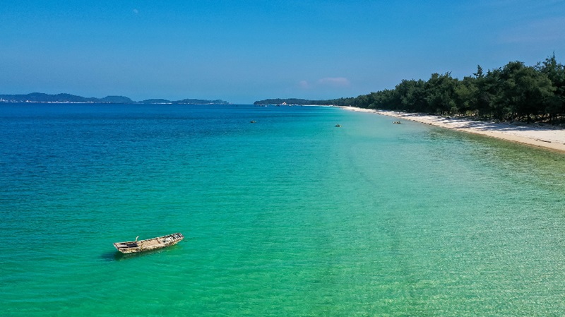 Những bãi tắm hoang sơ tuyệt đẹp, trong vắt, mênh mông và vô tận.