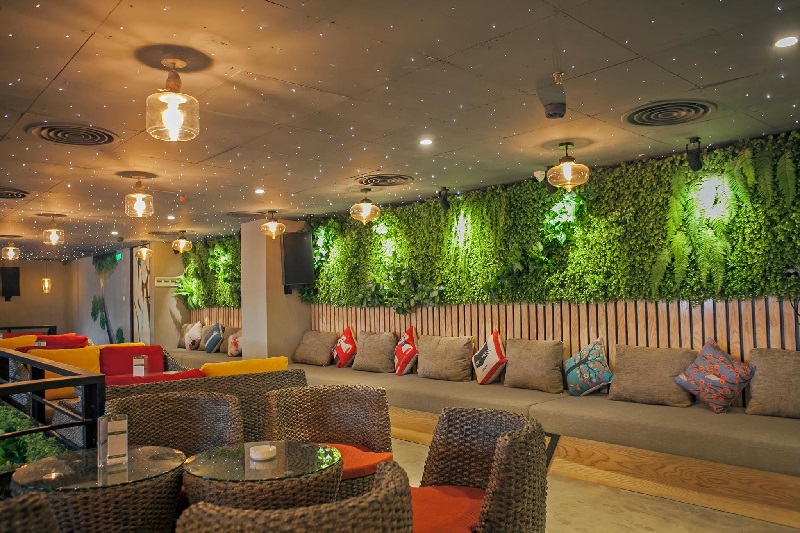 Trixie Cafe and Lounge nổi tiếng với không gian xanh thoáng mát và phòng trà với hệ thống âm thanh, ánh sáng hiện đại.