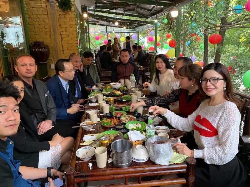 Nhà hàng Tiêu Dao Quán 2 mang đậm phong cách truyền thống Việt Nam với thực đơn phong phú và thơm ngon.