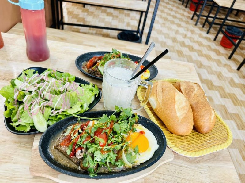 Thưởng thức bánh mì chảo Bami cô Bống cùng ly sữa đậu nành nóng hổi, trong tiết trời se lạnh của Đà Lạt.