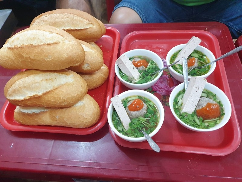 Bánh mì xíu mại Cô Hồng là bánh mì Đà Lạt nổi tiếng bởi hương vị thơm ngon và giác cả phải chăng.