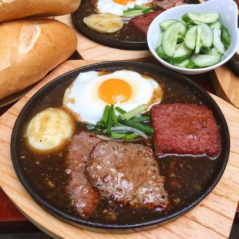 Bánh mì Đà Lạt Hẻm với suất ăn đầy ụ, hấp dẫn và lôi cuốn.